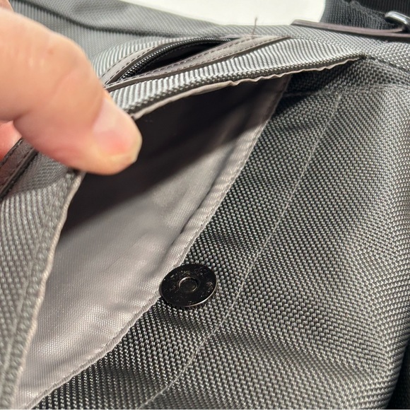 Derek Alexander Unisex Crossbody Tech Bag - Picture 11 of 11